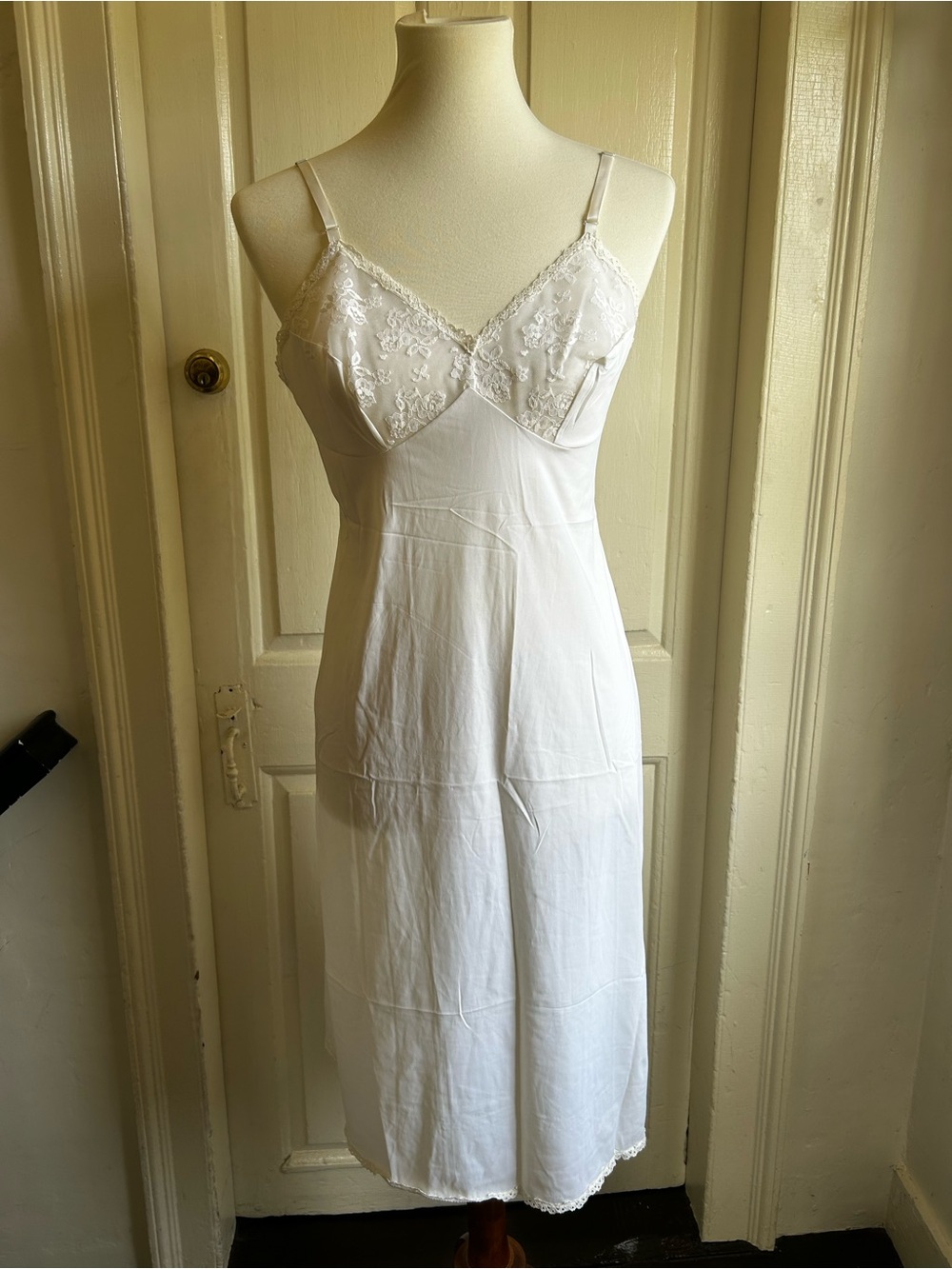 Vintage 1970s Vanity Fair White Nylon Lace Full Slip Dress Lingerie Size 34 Long